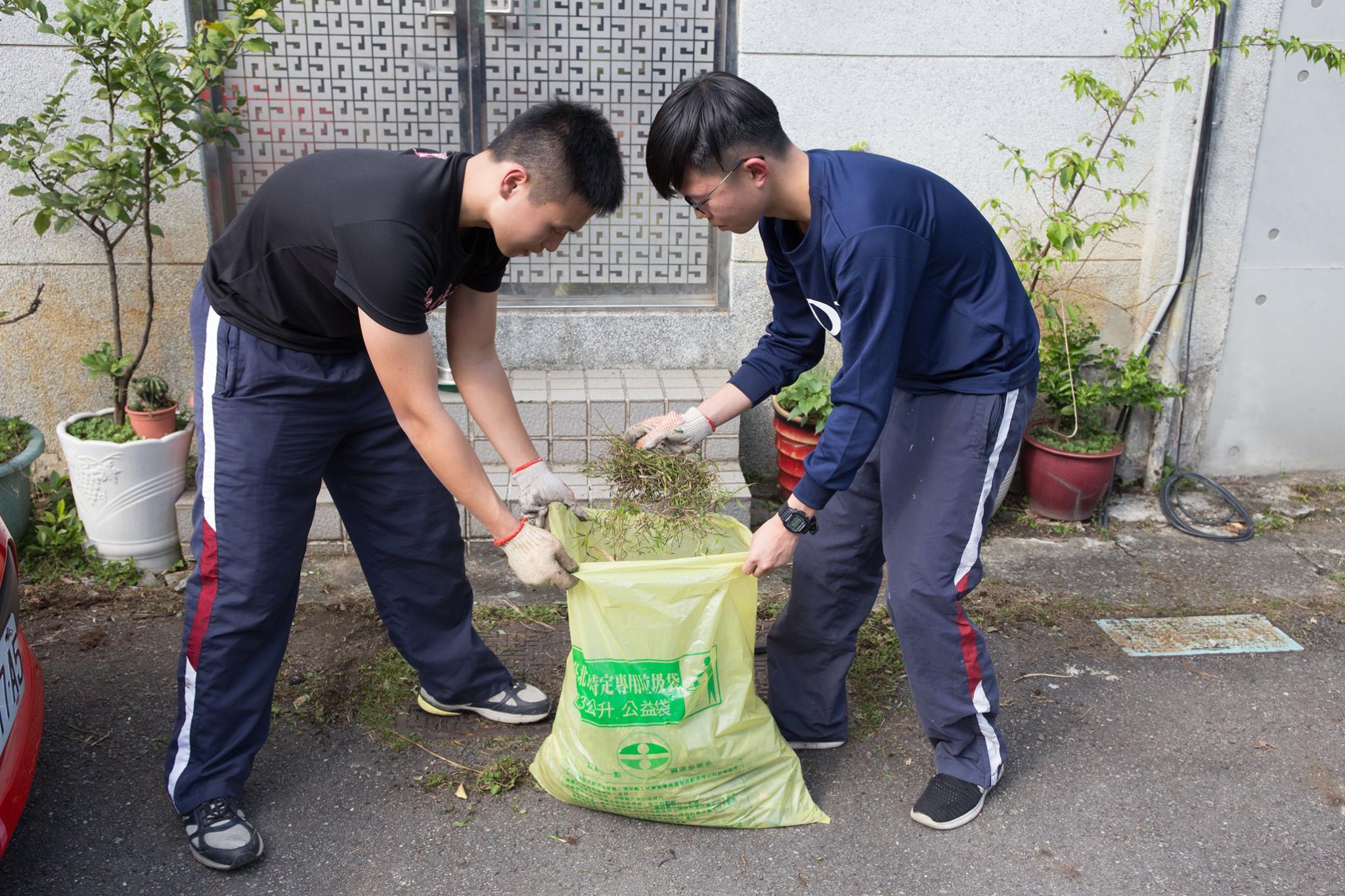 大107年班學生愛民打掃