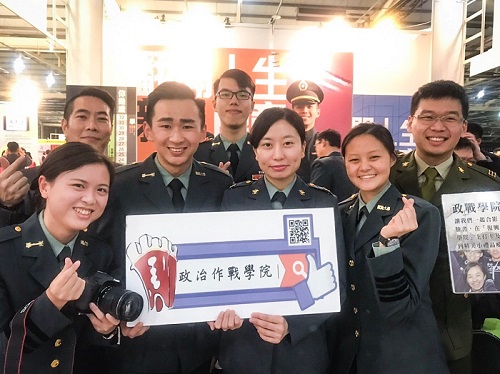 院部與師生代表於中區大學博覽會合影