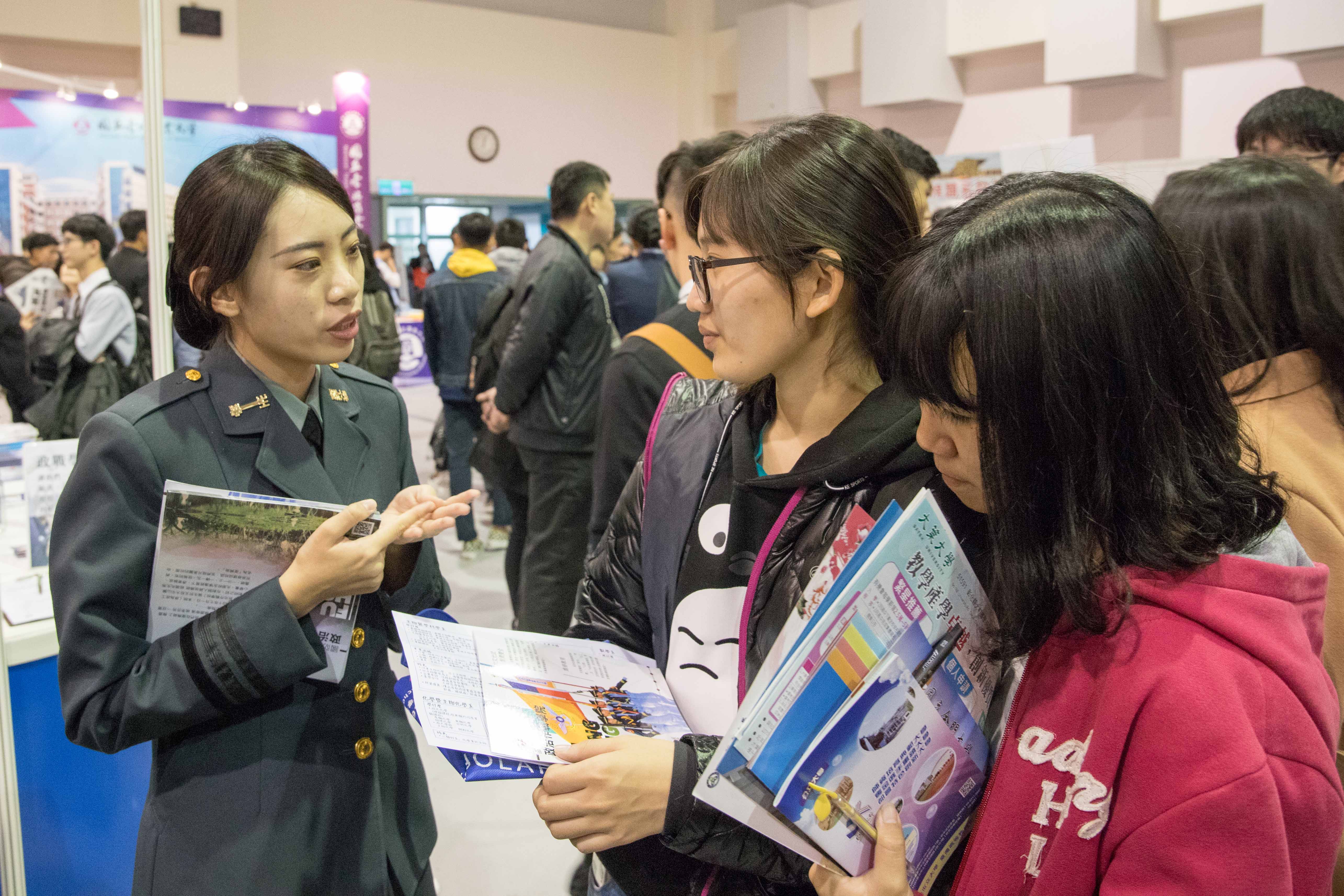108.02.24本院學生熱情向學子介紹軍校