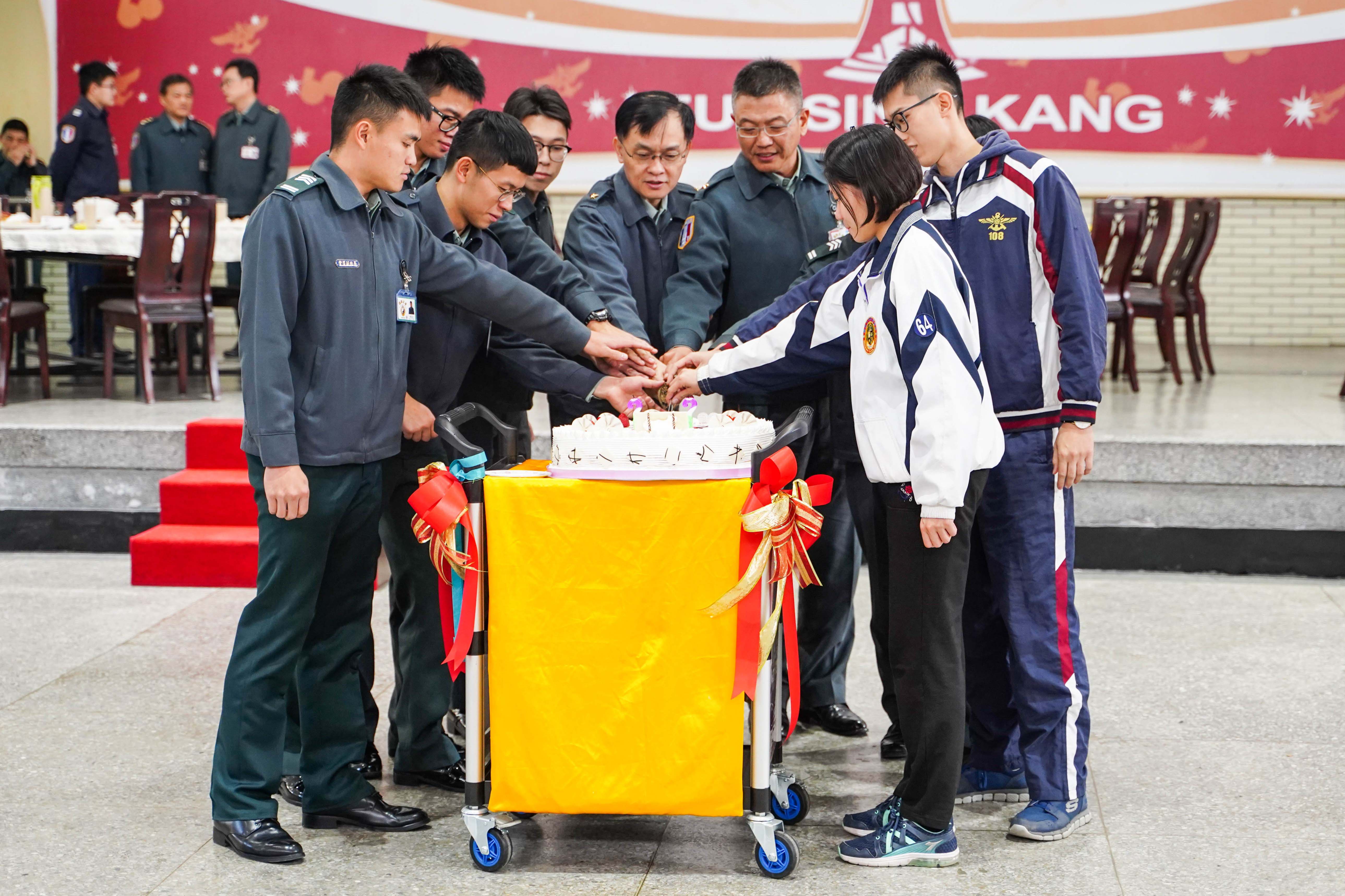 108.01.28壽星與院長一同切壽糕