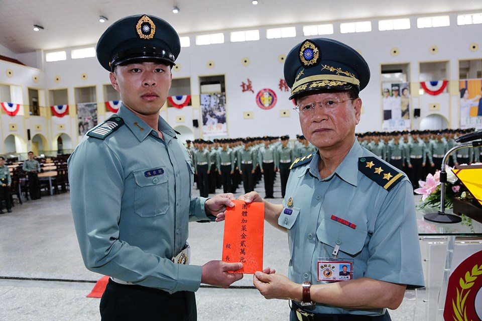 校長校閱基礎學院閱兵連並頒發團體加菜金.jpg