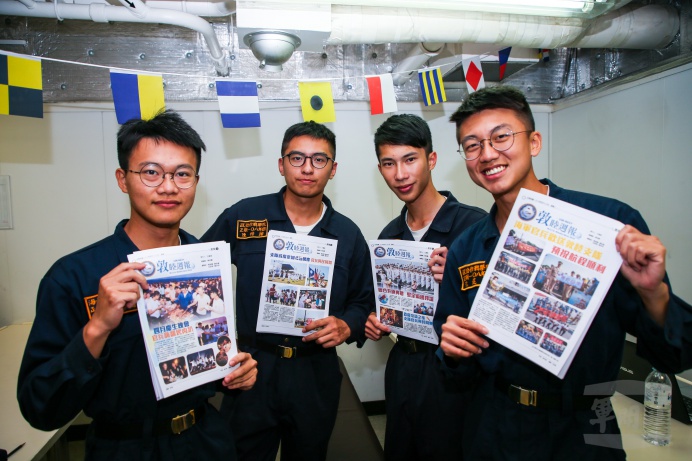 學生於艦上參與編報