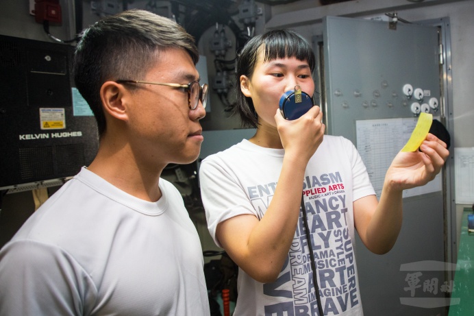 學生於艦上進行廣播