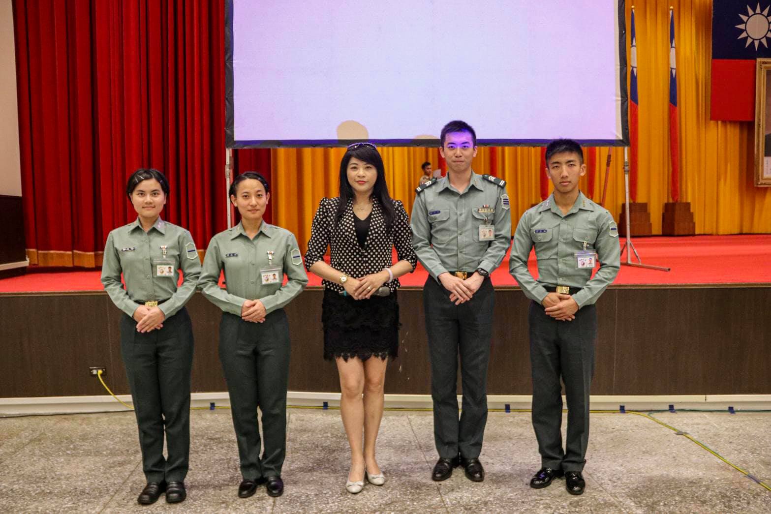 The teacher personally teaches a beautiful standing posture