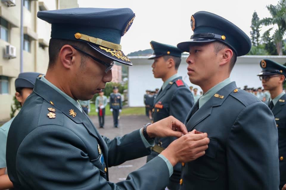 Lieutenant colonel Han awarded the commemorative medal of the important cadres of the last internship brigade.