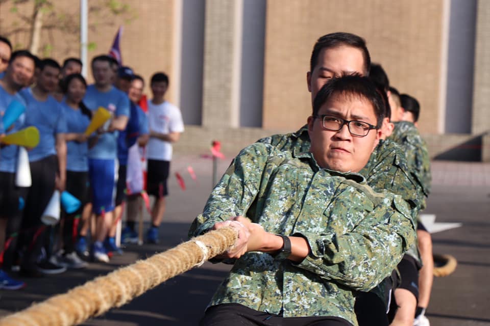 Students try their best to win the game.