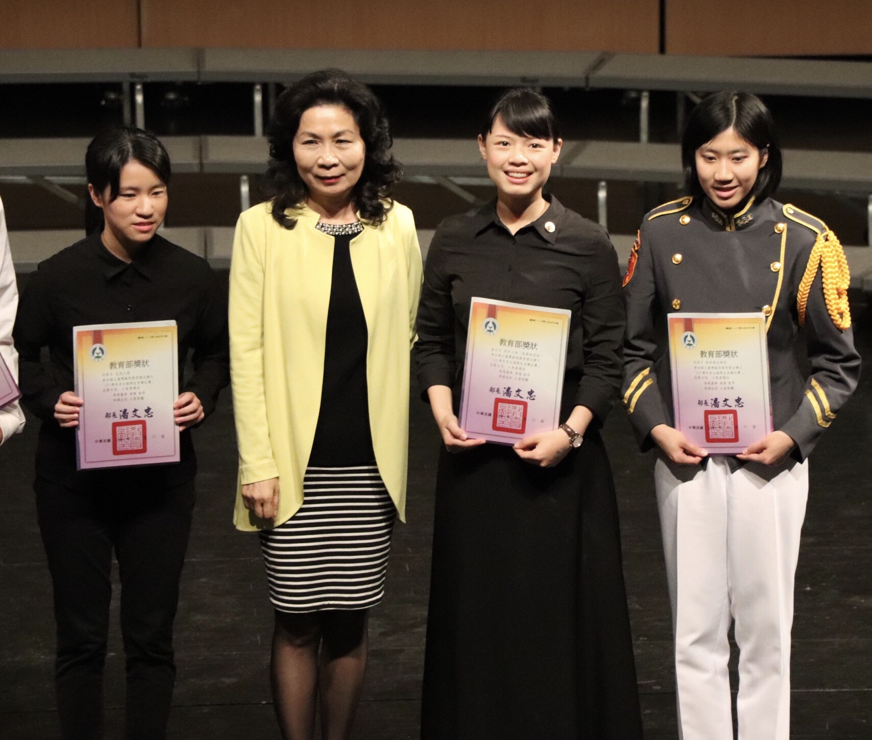 Student Li took the stage to receive the award.