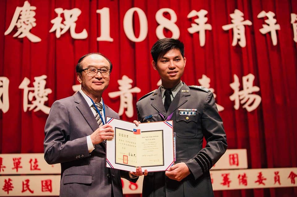 Ou Han-wen go on the stage to receive the award.