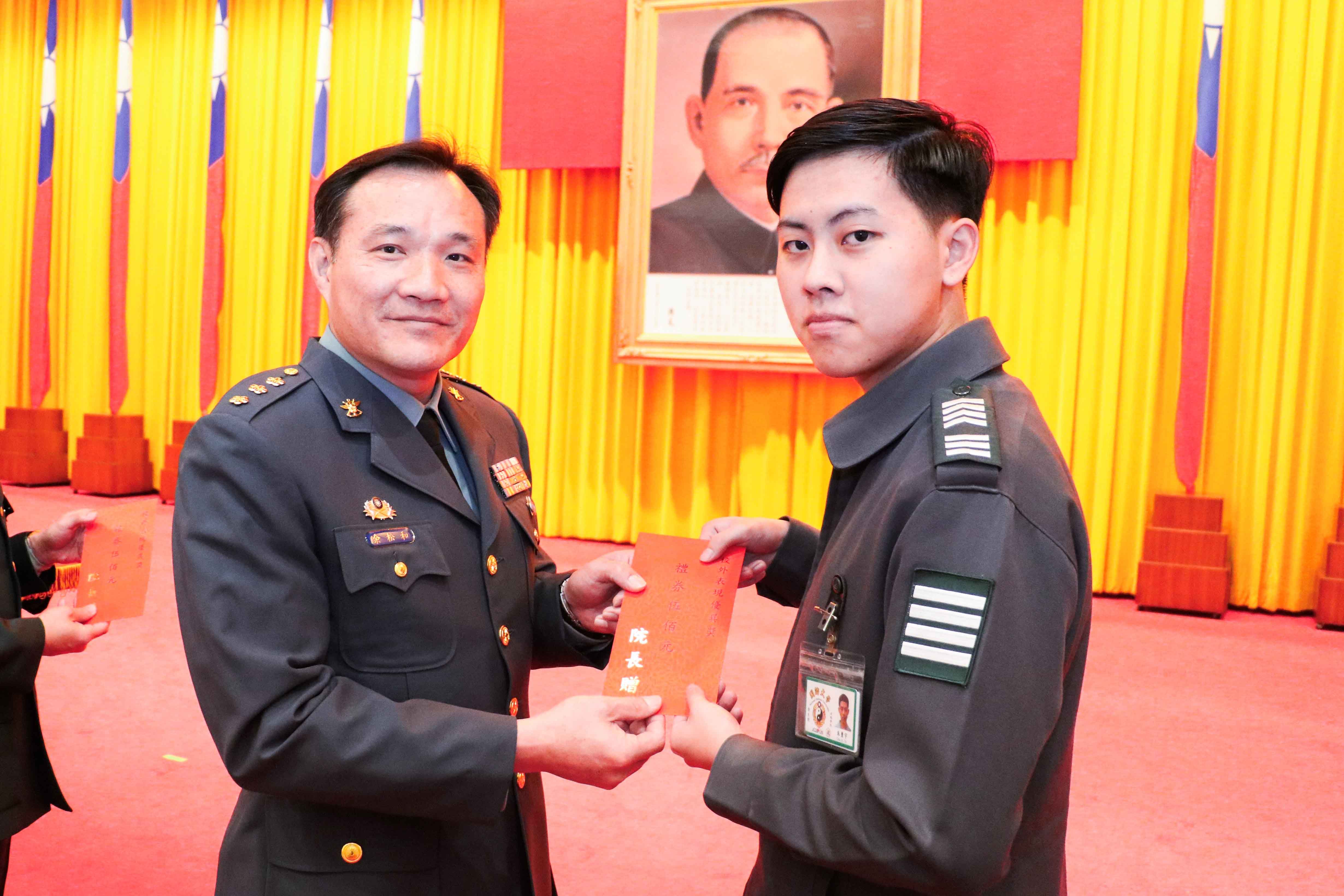 Colonel Yu praised the outstanding performers in the off-campus competition.
