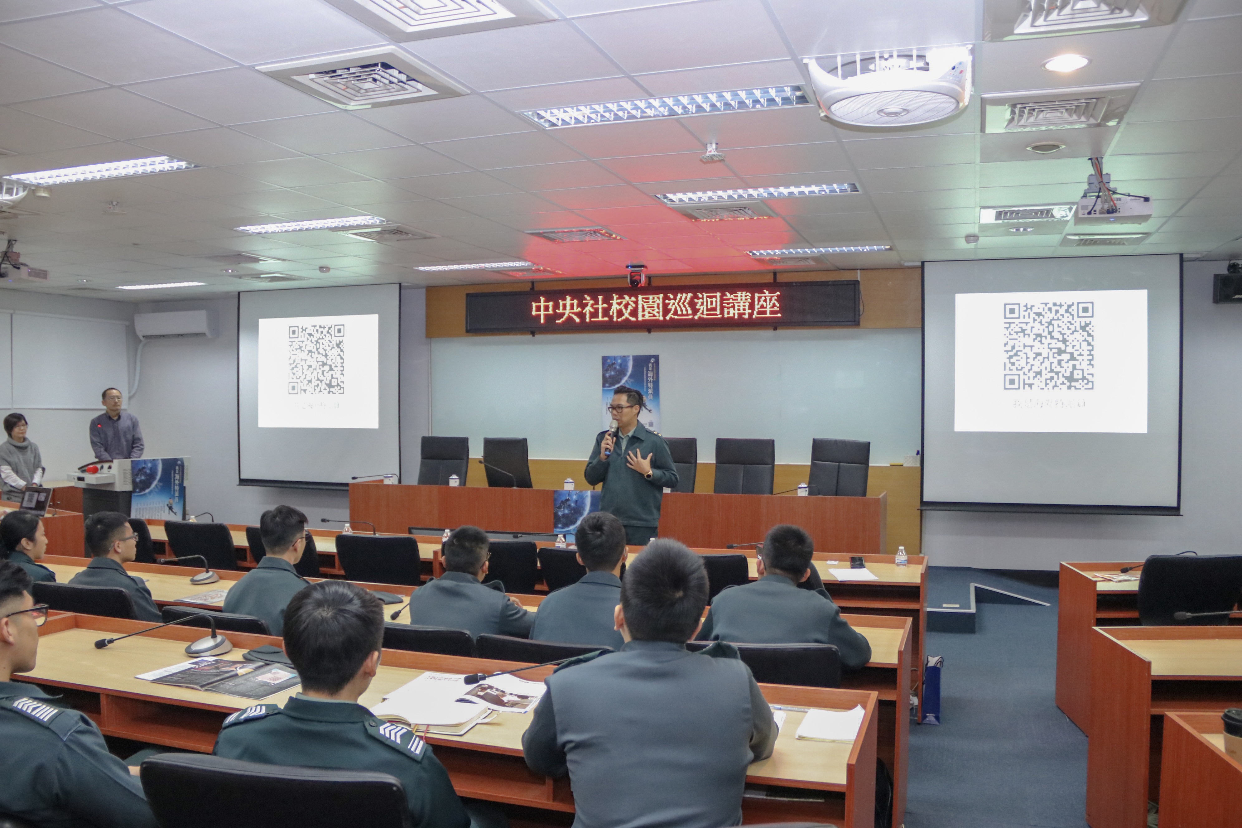 Doctor Fu talked after the lecture.