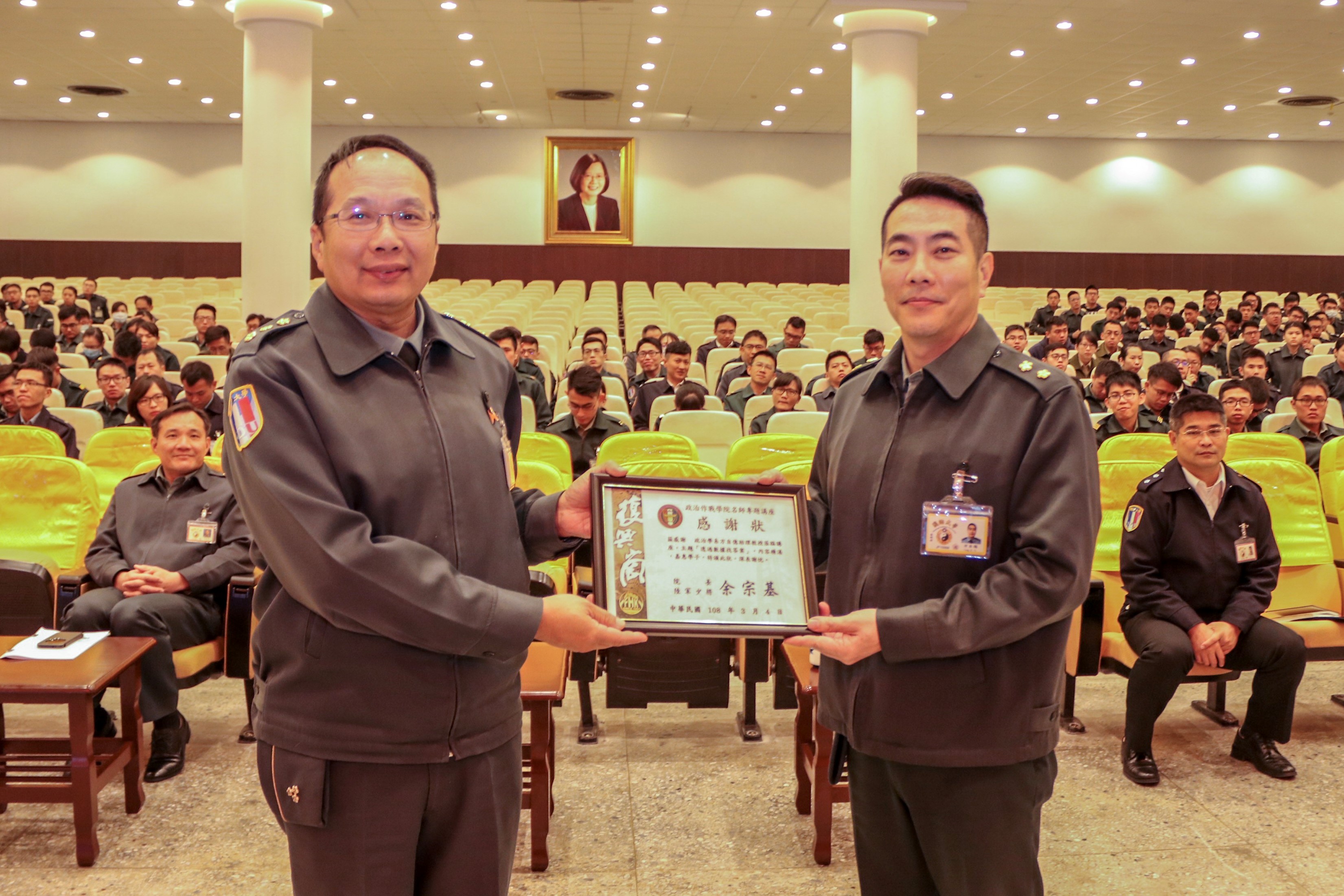 Col. Chen gave the certificate of appreciation after speech.