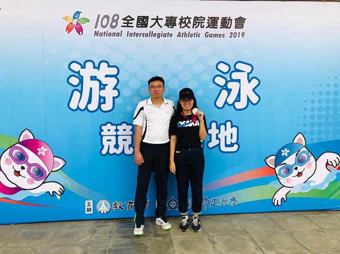 張育婷奪牌後與教官合影(張育婷提供)