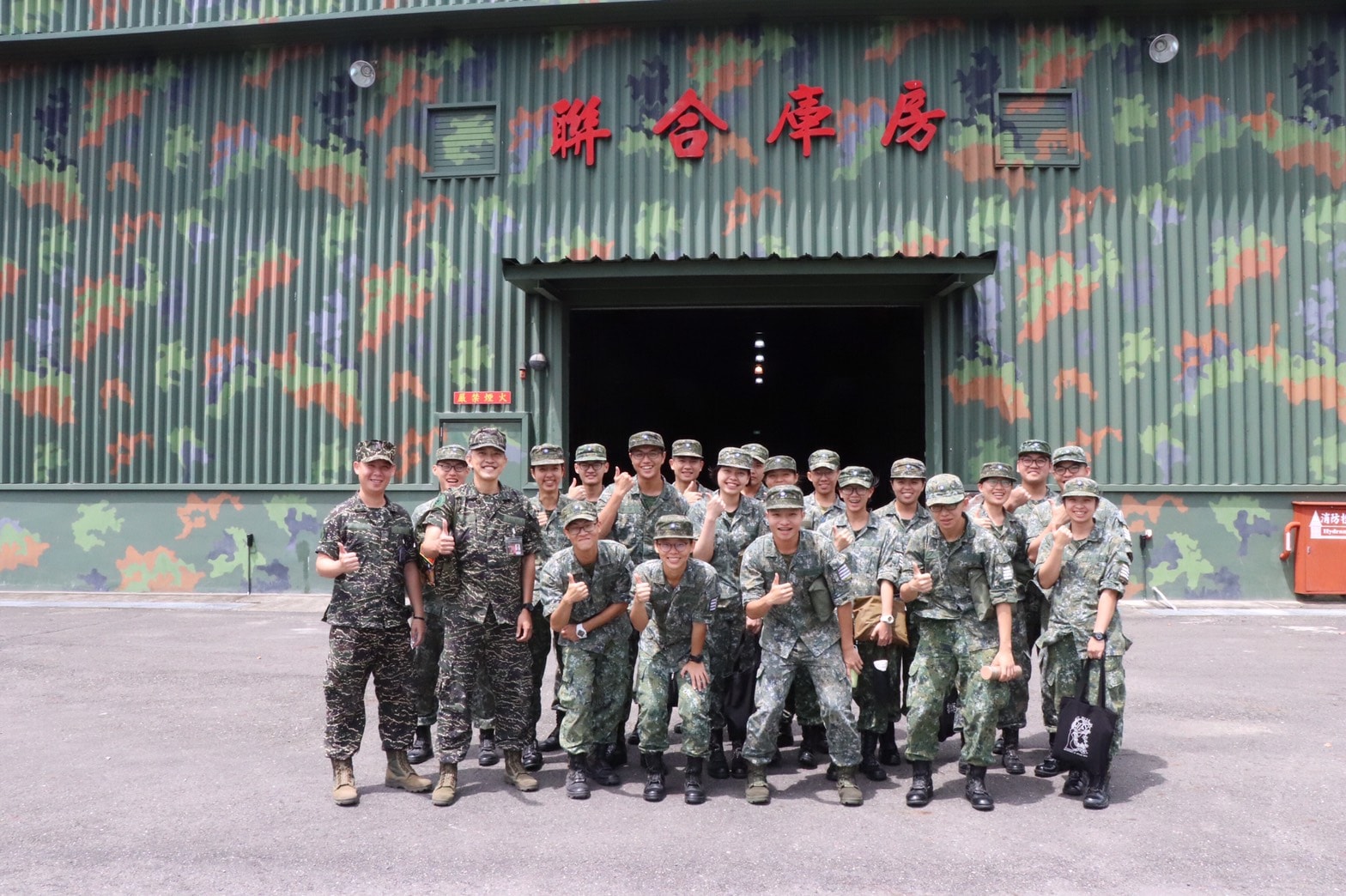 見學合影。